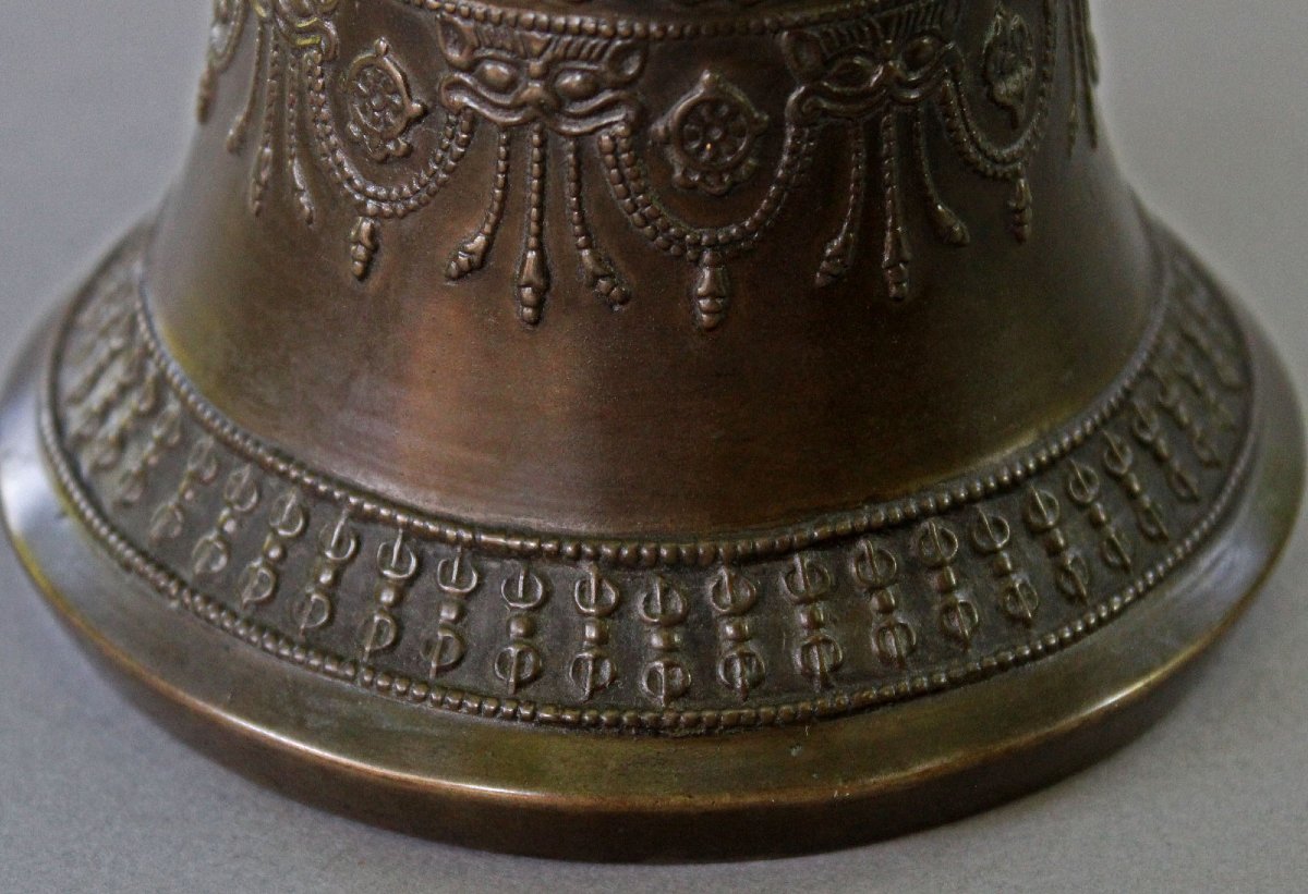 Cloche rituelle Ghanta bouddhiste Vajrayāna tibétaine/népalaise ancienne avec poignée en vajra-photo-3