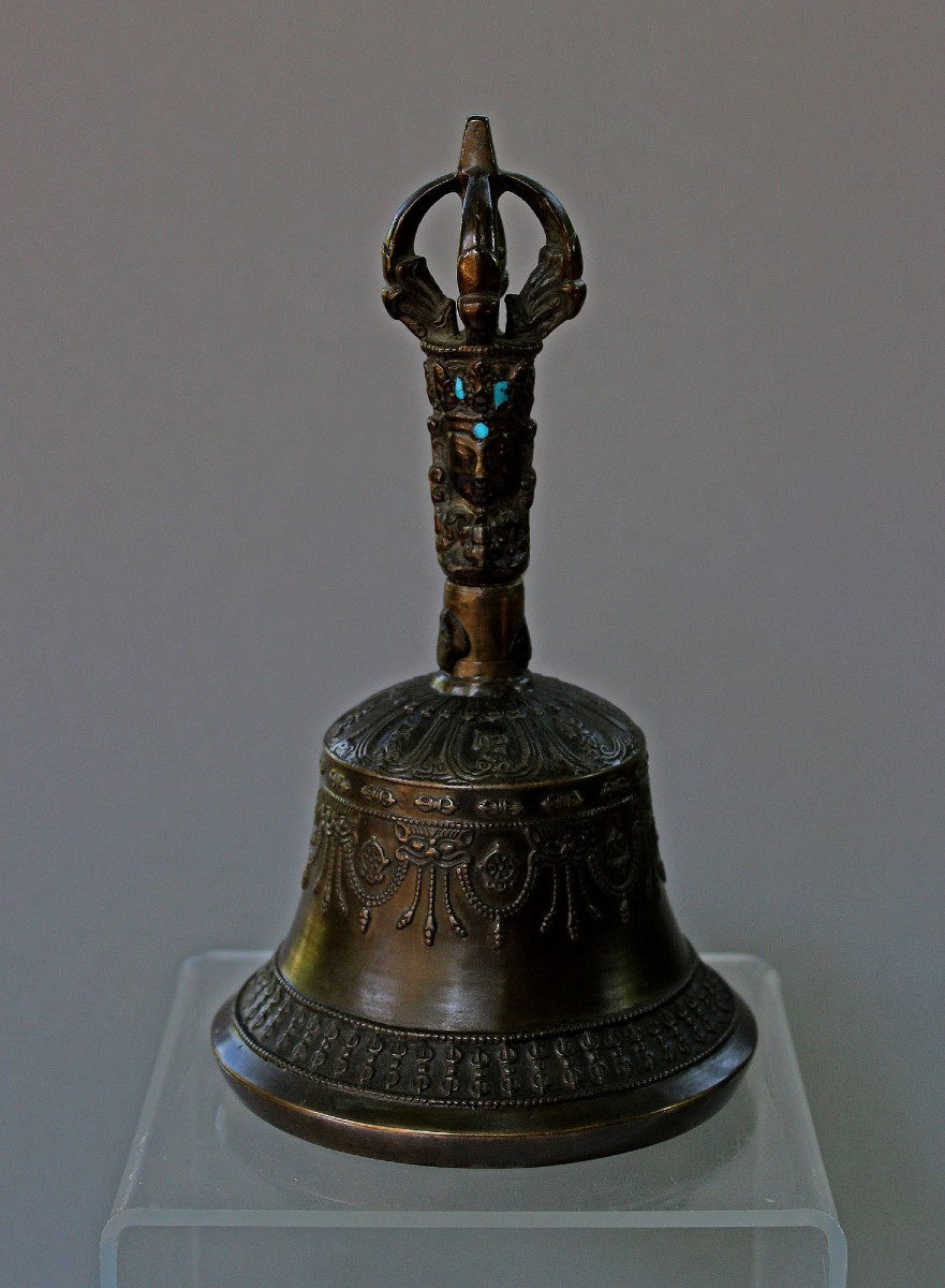 Cloche rituelle Ghanta bouddhiste Vajrayāna tibétaine/népalaise ancienne avec poignée en vajra
