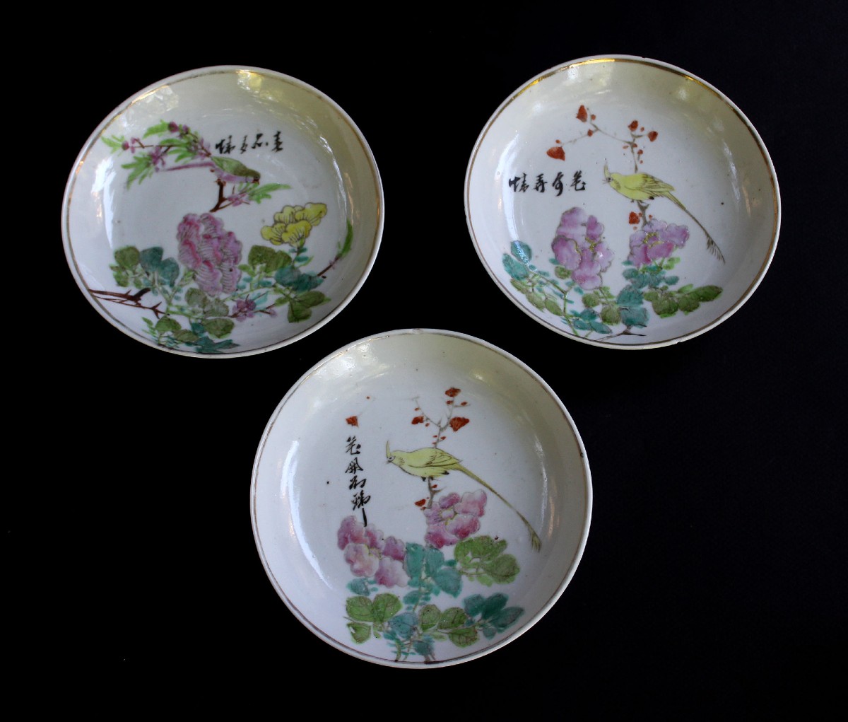 3  plats anciens  porcelaine République chinoise, poési,  Fleurs et Oiseaux. Marques sceau  