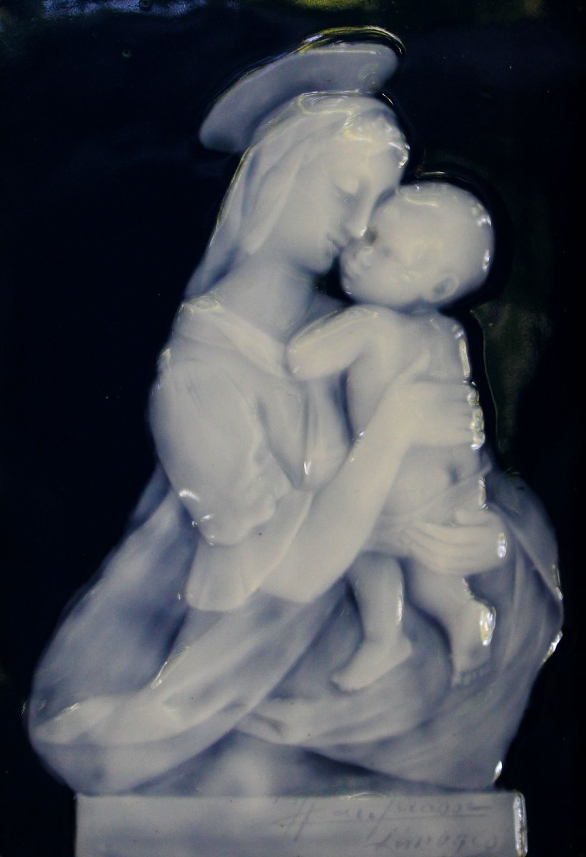Plaque en porcelaine pâte-sur-pâte de Limoges signée Lureau – Vierge à l'Enfant, vers 1900-photo-2