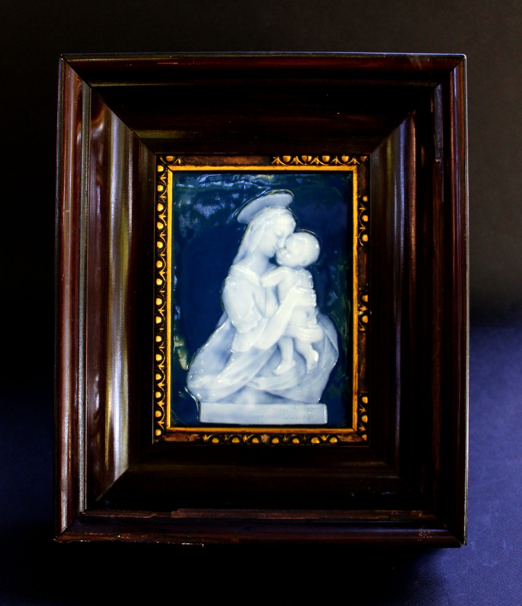 Plaque en porcelaine pâte-sur-pâte de Limoges signée Lureau – Vierge à l'Enfant, vers 1900