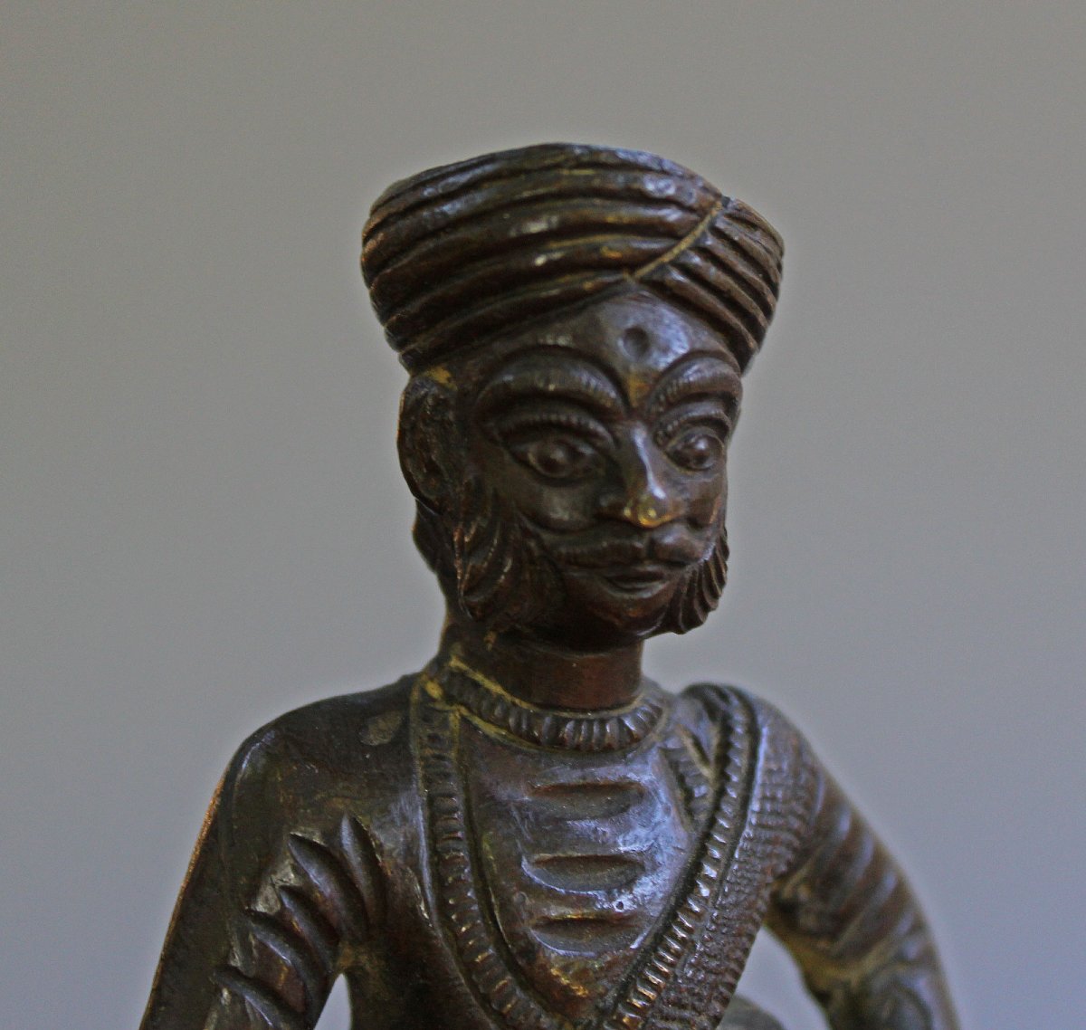 Figure en bronze indienne d’un munshi de cour avec manuscrit, Rajasthan/Gujarat, XIXe s.-photo-2
