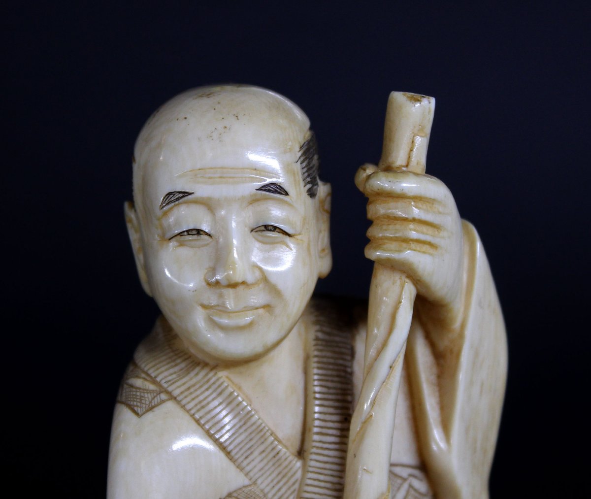 Okimono Japonais Antique en Ivoire – Pêcheur avec Carpe – Signé Kenzan Meiji-photo-1