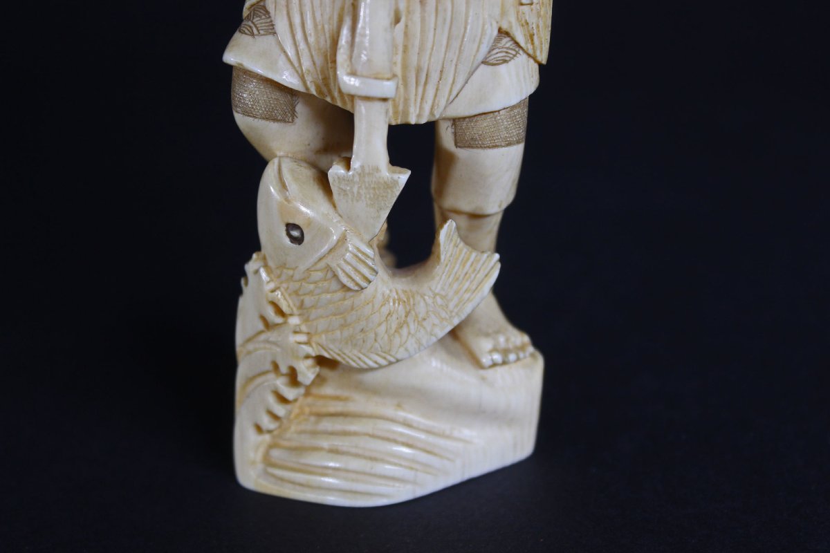 Okimono Japonais Antique en Ivoire – Pêcheur avec Carpe – Signé Kenzan Meiji-photo-2