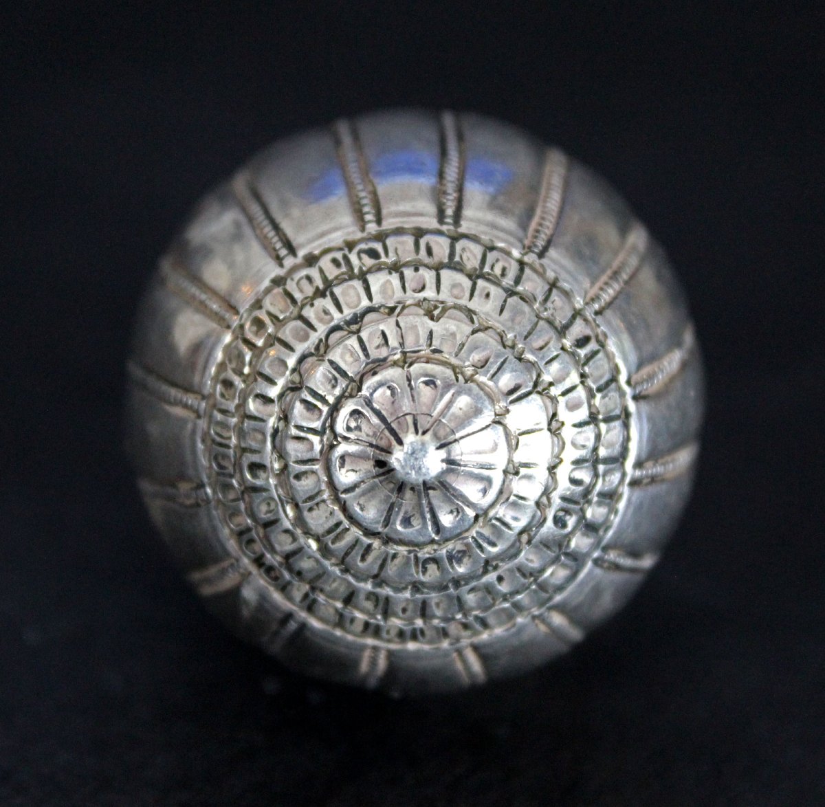 Flacon à parfum / Pomme d’ambre en argent, Indonésie, forme « Labu », vers 1900-photo-1