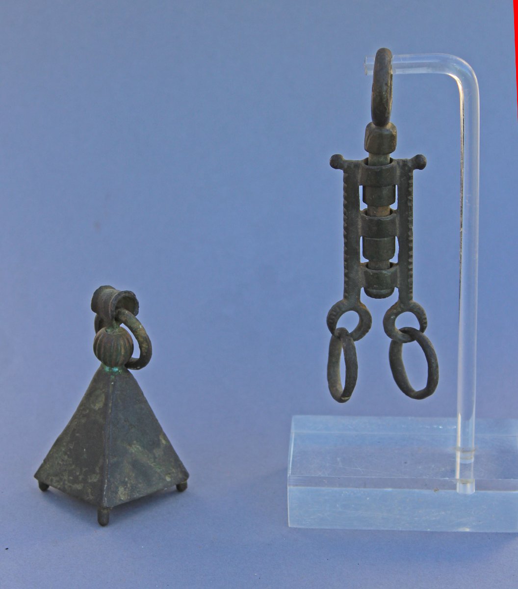 Deux Antiquités Romaines – Objets en Bronze, Clochette et Élément de Balance-photo-3