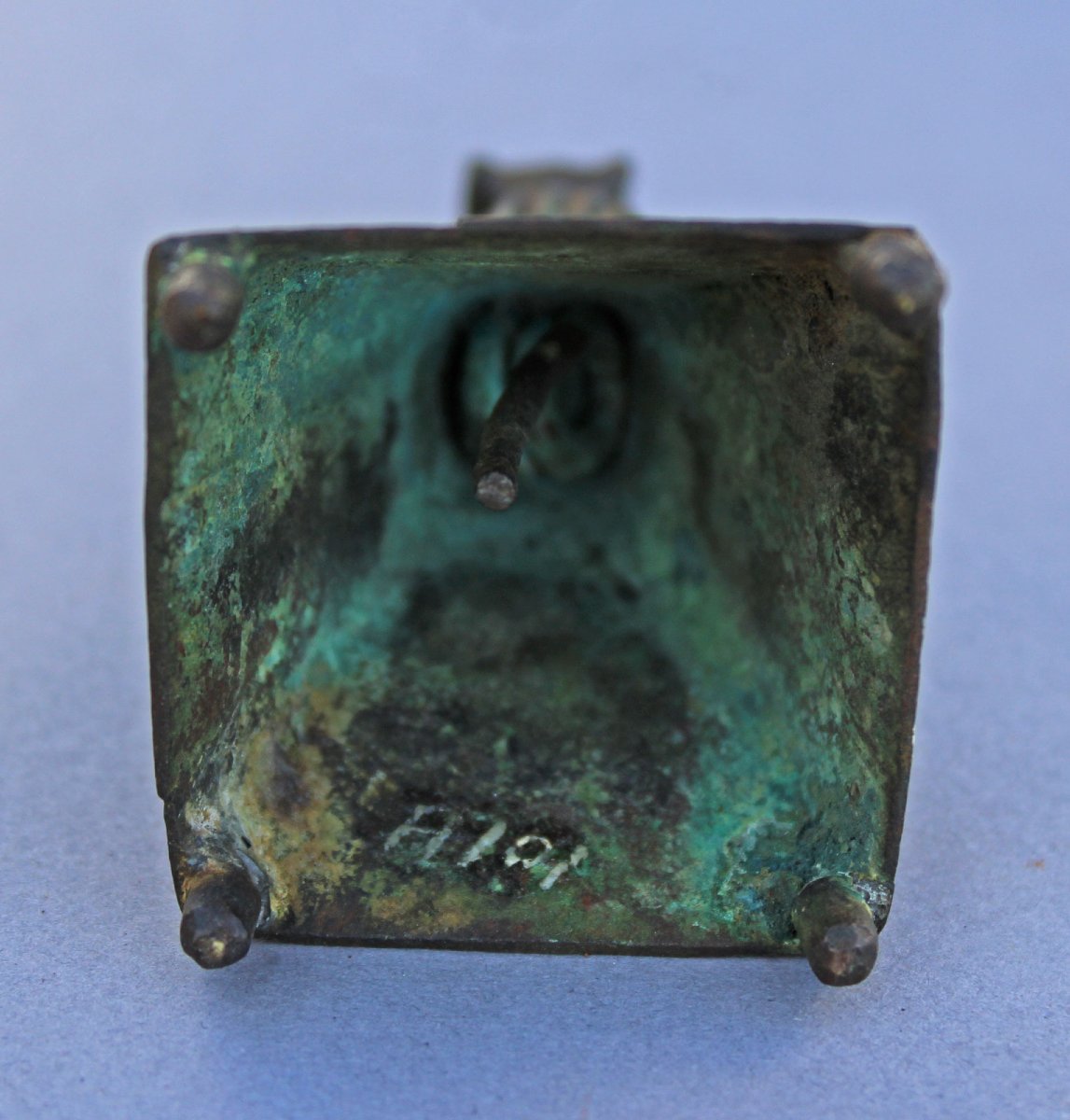 Deux Antiquités Romaines – Objets en Bronze, Clochette et Élément de Balance-photo-1