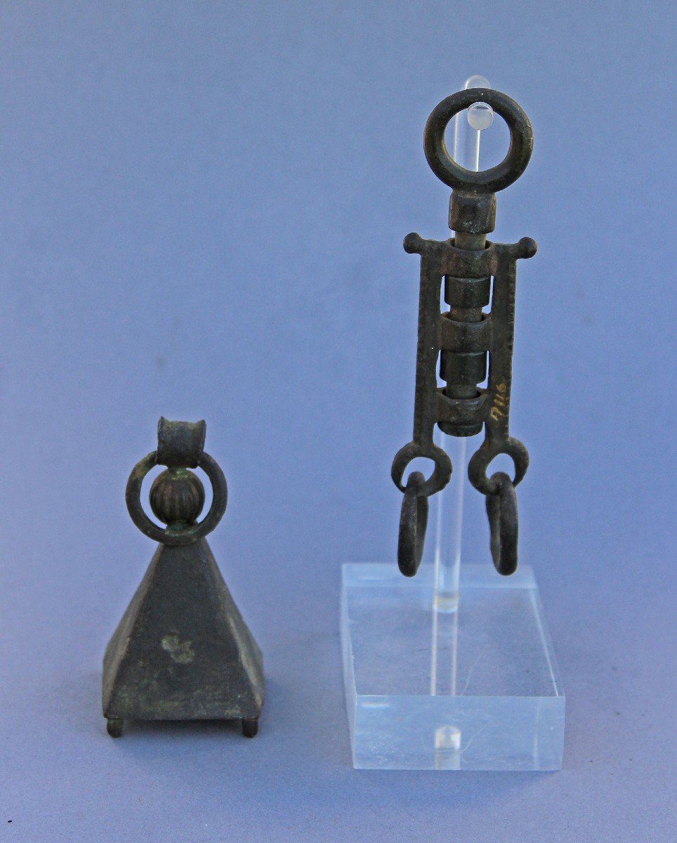 Deux Antiquités Romaines – Objets en Bronze, Clochette et Élément de Balance