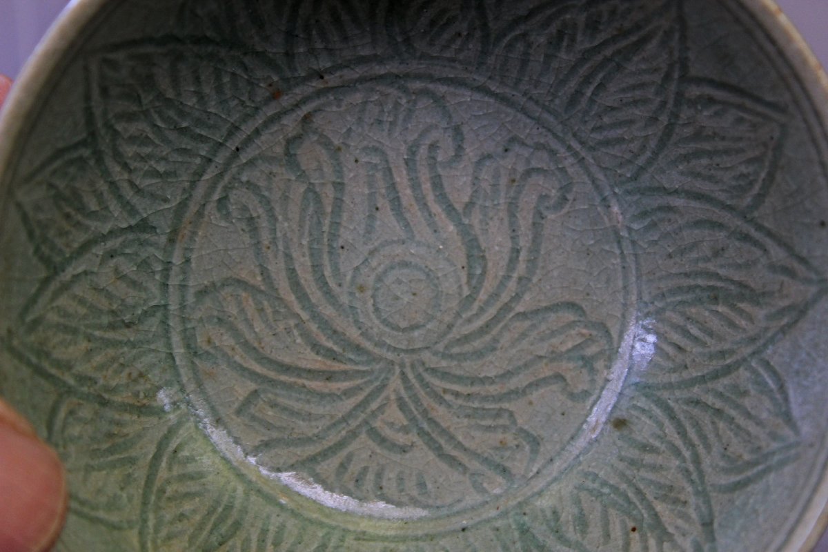Antique Thai Carved Celadon Lotus Bowl – Sawankhalok C14th–16th-photo-1