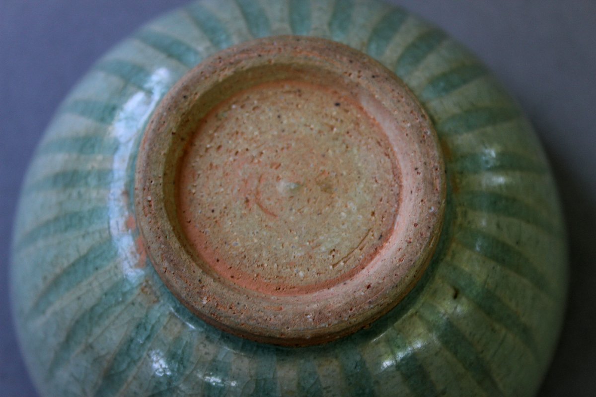 Antique Thai Carved Celadon Lotus Bowl – Sawankhalok C14th–16th-photo-4
