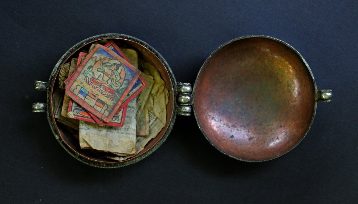 Tibetan Copper And Silver Gau Amulet Case With Buddhist Texts & Talismans, C19th-photo-3