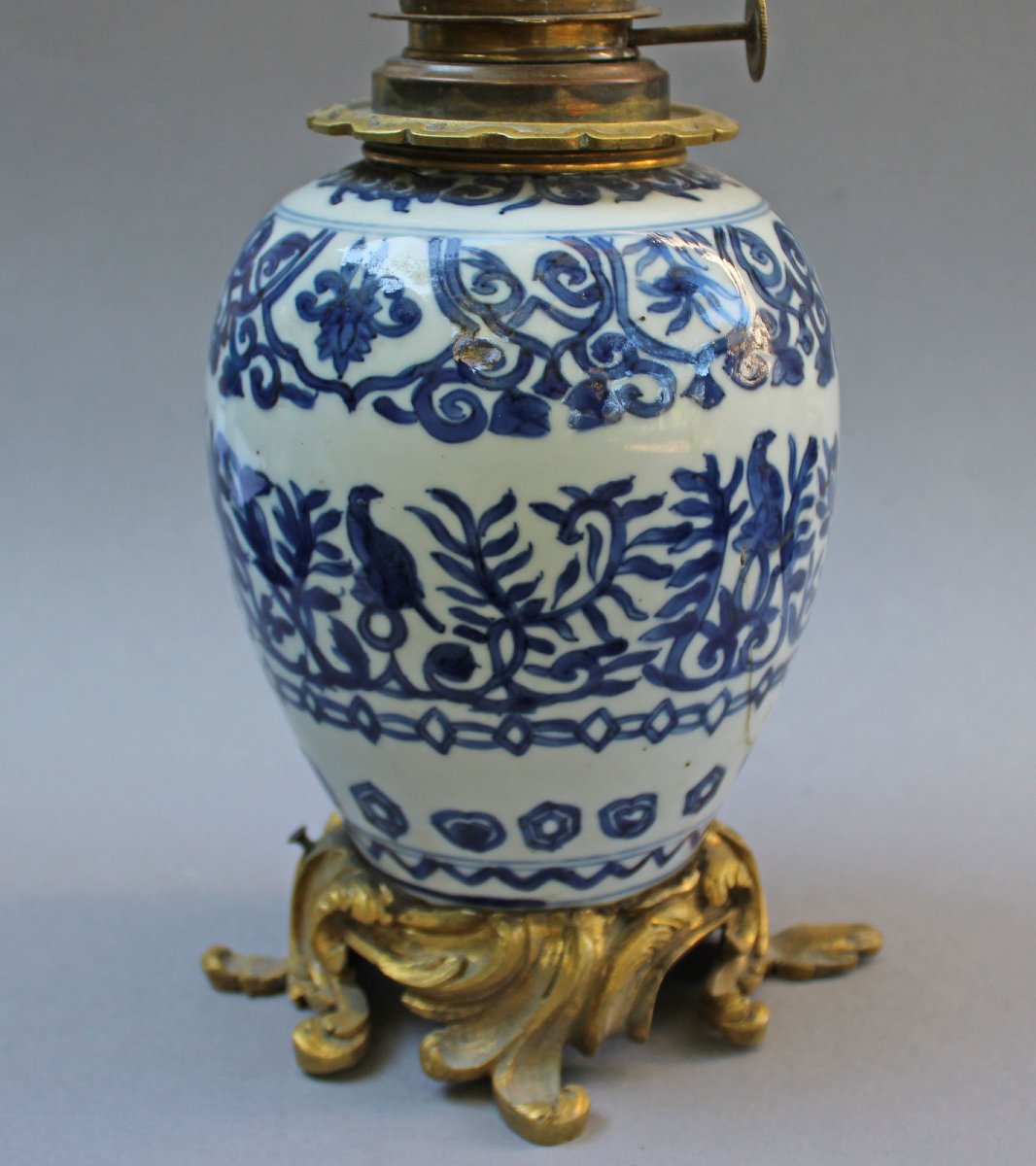 Vase en Porcelaine Chinoise Bleu et Blanc du XVIIe Monté en Lampe à Huile-photo-3