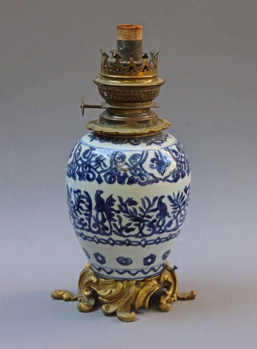 Vase en Porcelaine Chinoise Bleu et Blanc du XVIIe Monté en Lampe à Huile