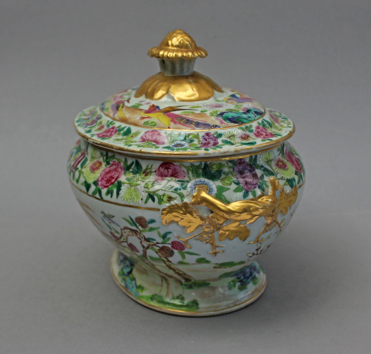 Antique Chinese Export Famille Rose Medallion Porcelain Covered Tureen, 19th Century-photo-3