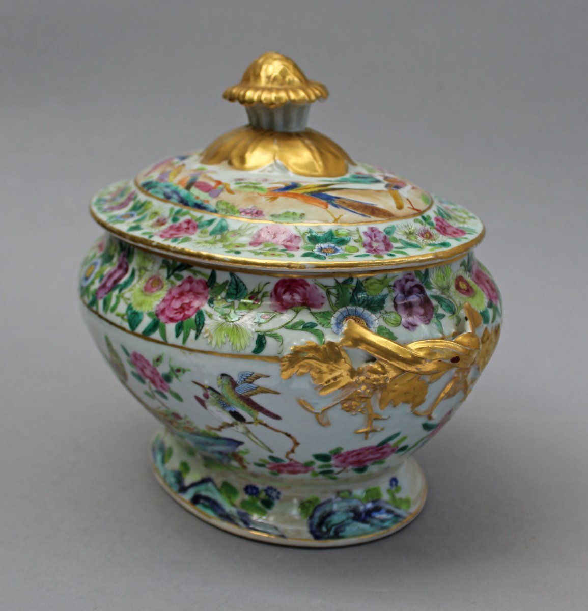 Antique Chinese Export Famille Rose Medallion Porcelain Covered Tureen, 19th Century-photo-4