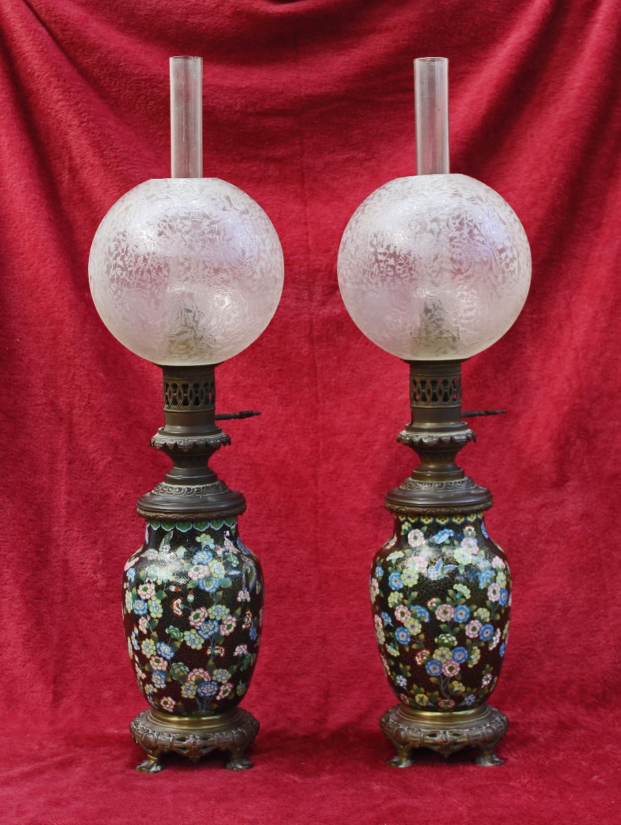 Paire de Lampes à Huile Anciennes en Cloisonné Chinois avec Globes d’Origine, XIXe Siècle