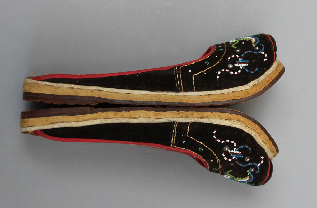 Anciennes Pantoufles de Mariage Péranakan Nyonya en Velours Perlées, Chinoises des Détroits, -photo-1