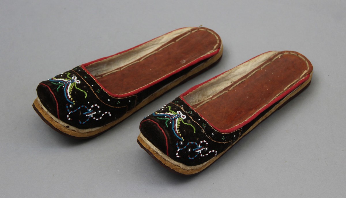 Anciennes Pantoufles de Mariage Péranakan Nyonya en Velours Perlées, Chinoises des Détroits, 