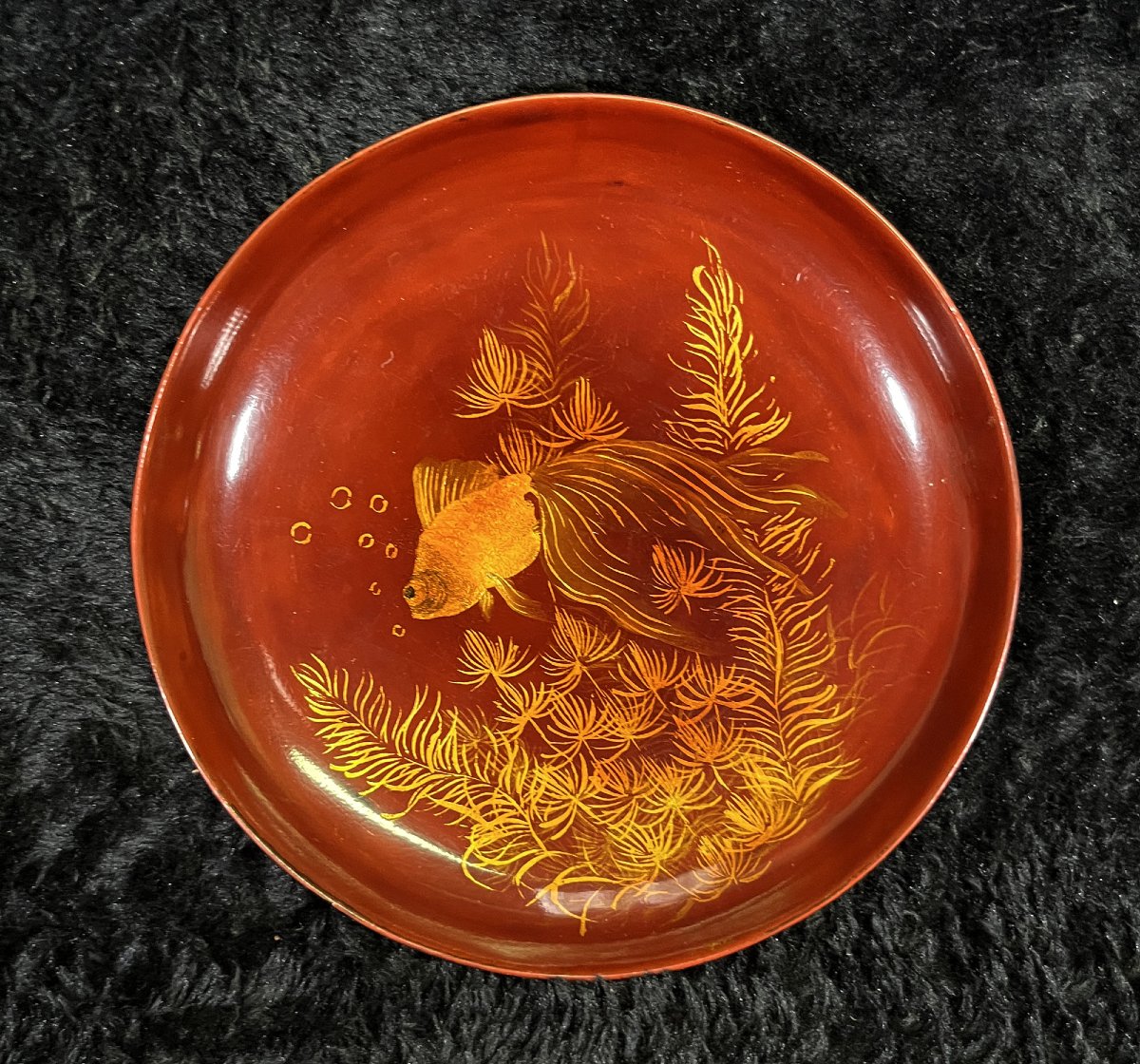 Tasses et Soucoupes Vietnamiennes en Laque aux Poissons Dorés, Signées Thanh Le, Milieu du XXe -photo-1