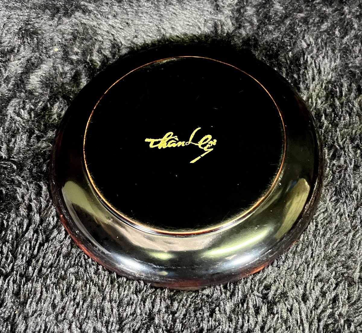 Tasses et Soucoupes Vietnamiennes en Laque aux Poissons Dorés, Signées Thanh Le, Milieu du XXe -photo-2