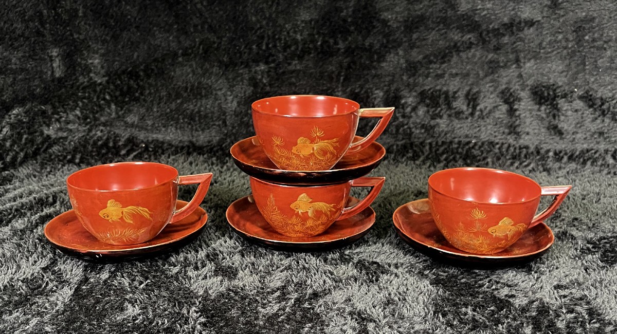 Tasses et Soucoupes Vietnamiennes en Laque aux Poissons Dorés, Signées Thanh Le, Milieu du XXe