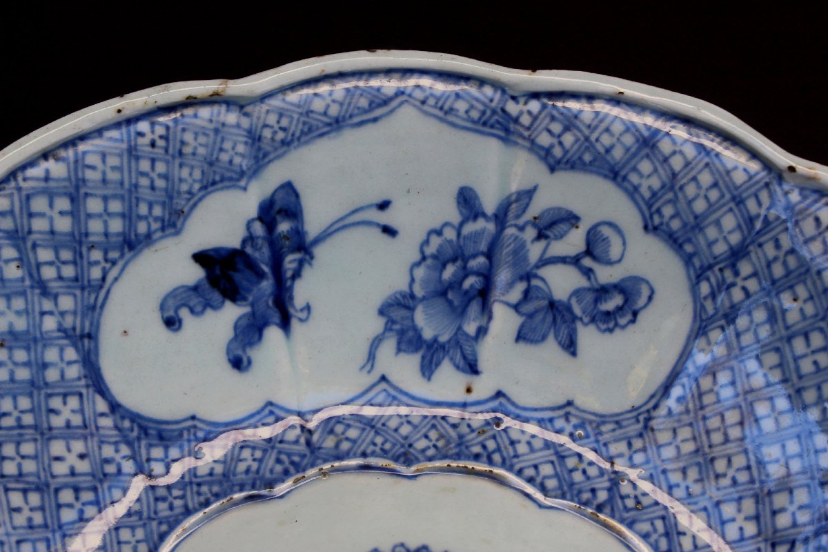 Grand Plat Chinois Ancien en Porcelaine Bleu et Blanc à Bord Lobé, Période Kangxi / Yongzheng-photo-4