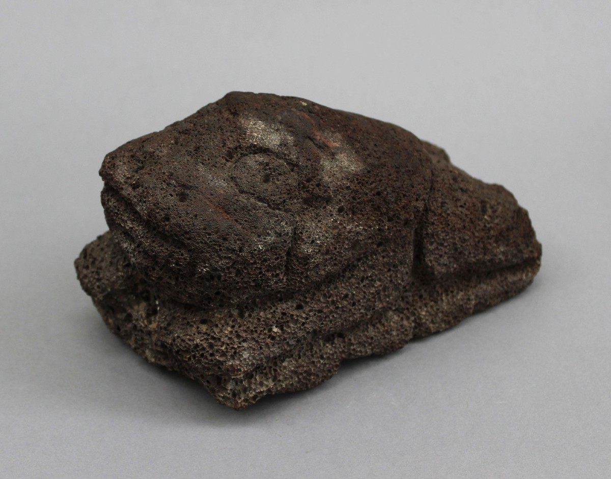 Sculpture Précolombienne en Pierre Volcanique en Forme de Grenouille, Mésoamérique, 