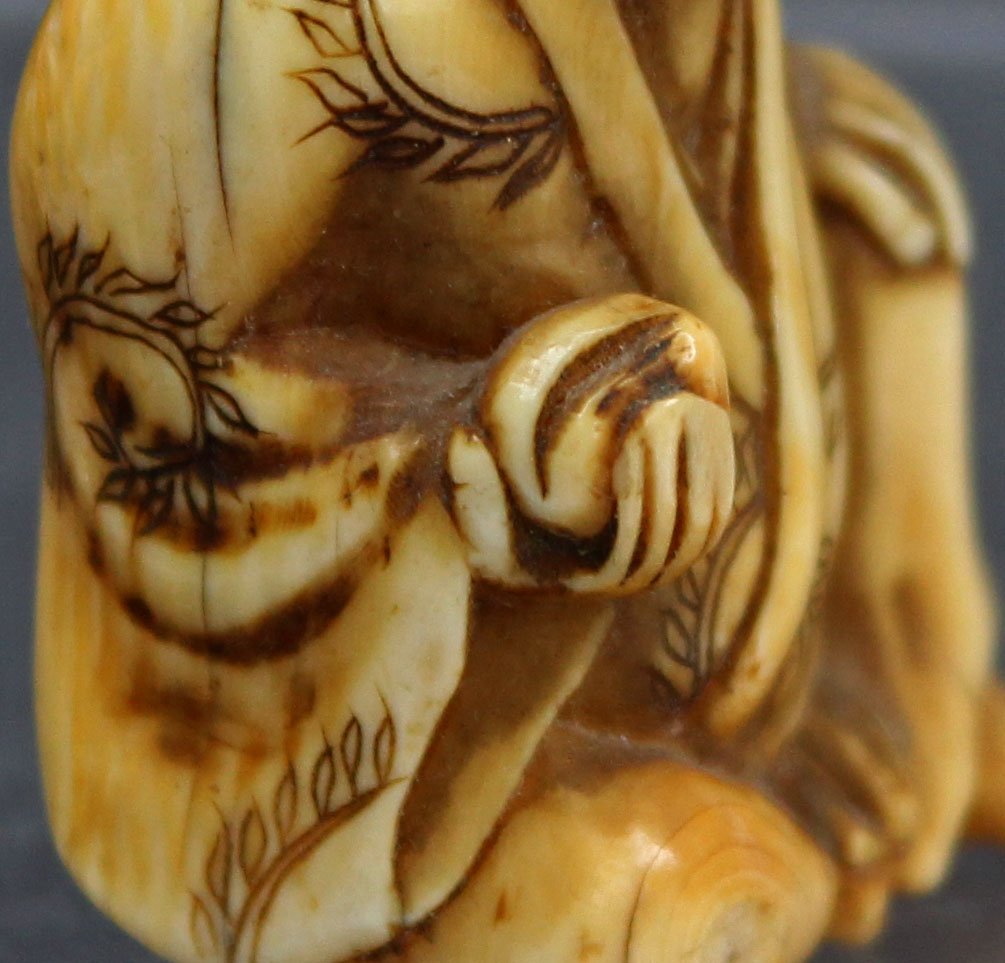Antique Japanese Edo Period Ivory Netsuke Seated Storyteller Or Comic Actor With Clam C19th-photo-1