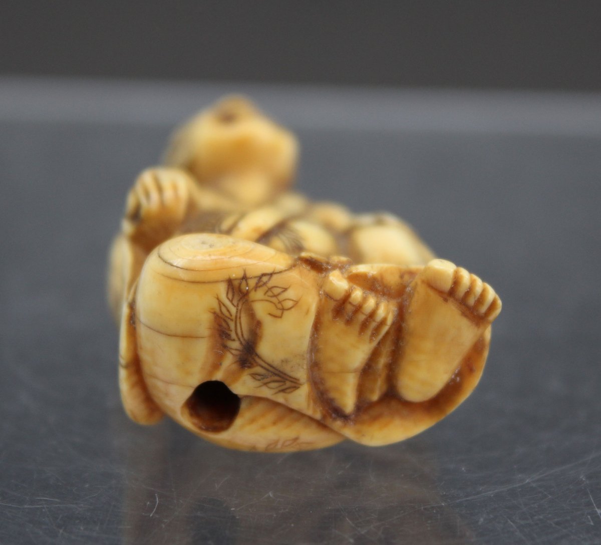 Antique Japanese Edo Period Ivory Netsuke Seated Storyteller Or Comic Actor With Clam C19th-photo-2