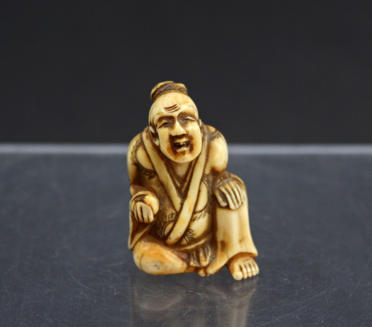 Antique Japanese Edo Period Ivory Netsuke Seated Storyteller Or Comic Actor With Clam C19th