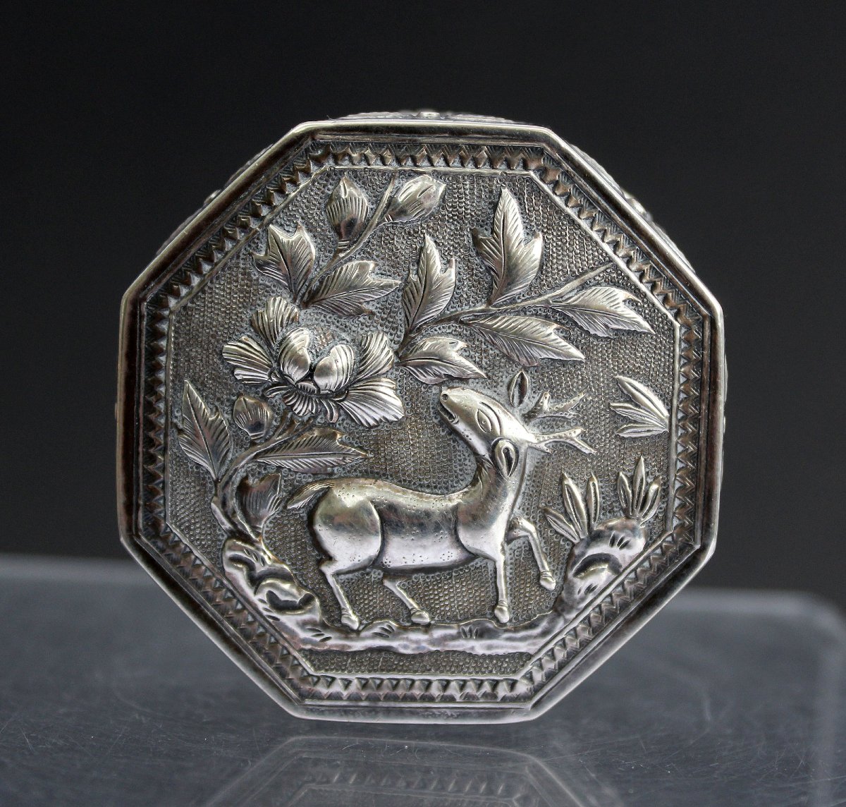 Boîte Octogonale en Argent Massif Vietnamienne, Cerf en Repoussé, Dynastie Nguyễn-photo-4