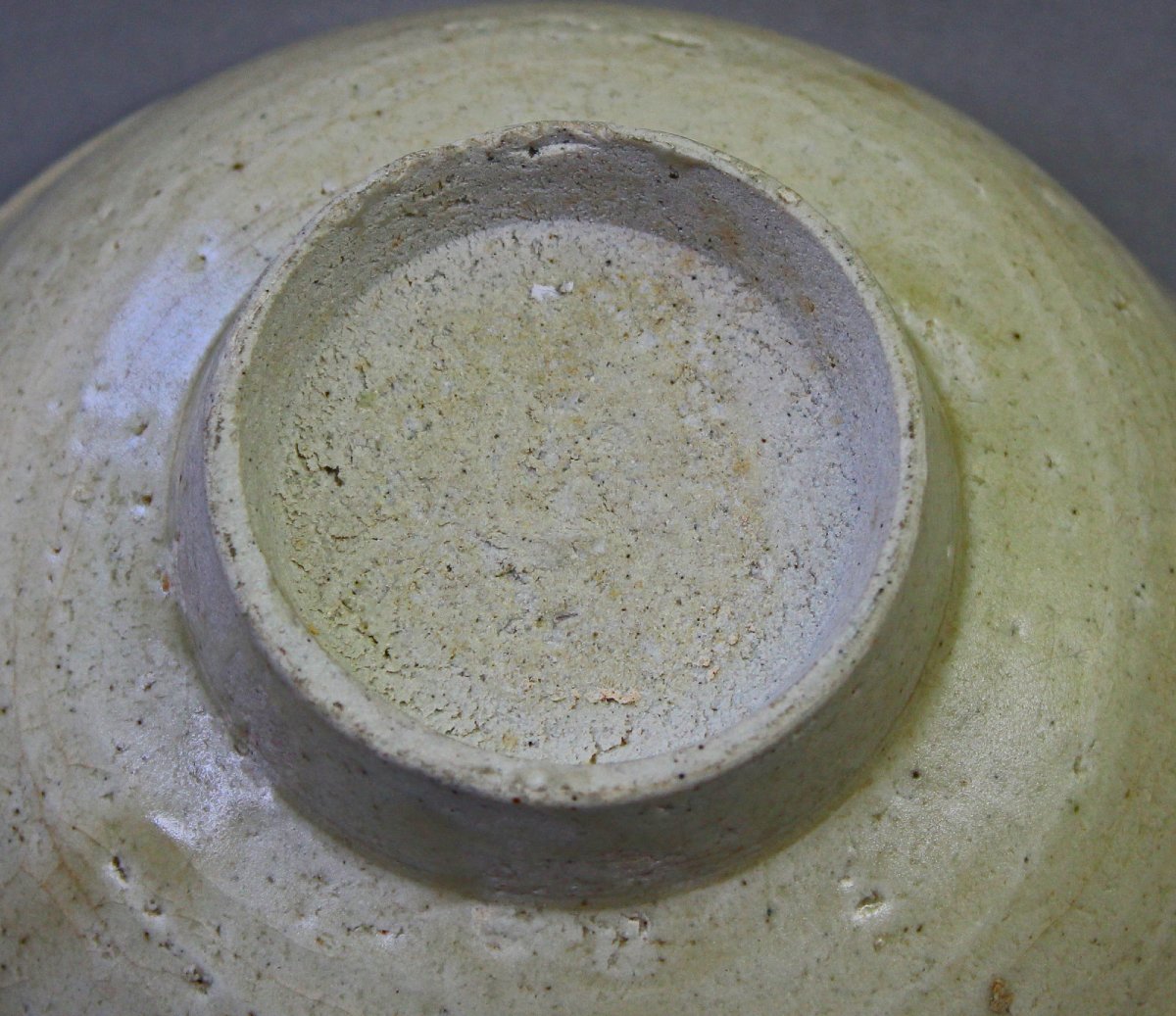 Ancien Bol à Thé Chawan Coréen Joseon, Type Katade en Céladon Incisé, XVIe–XVIIe -photo-2