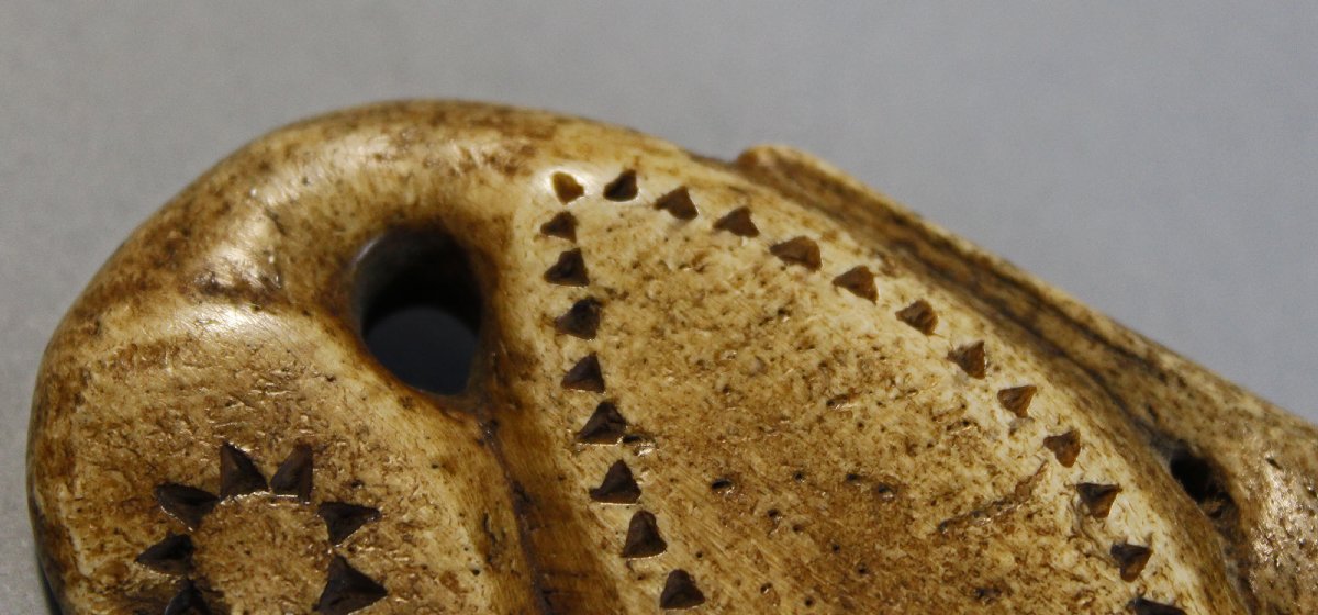 Bouton ancien en os sculpté indonésien, Dayak (Bornéo)-photo-1