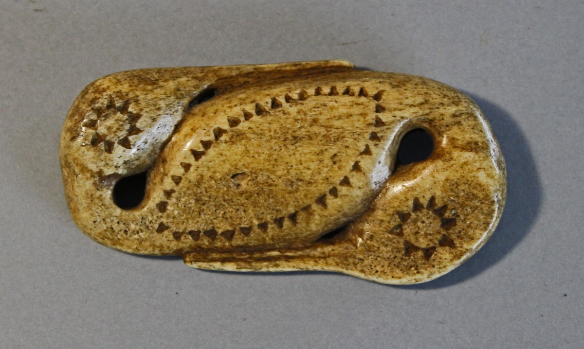 Bouton ancien en os sculpté indonésien, Dayak (Bornéo)