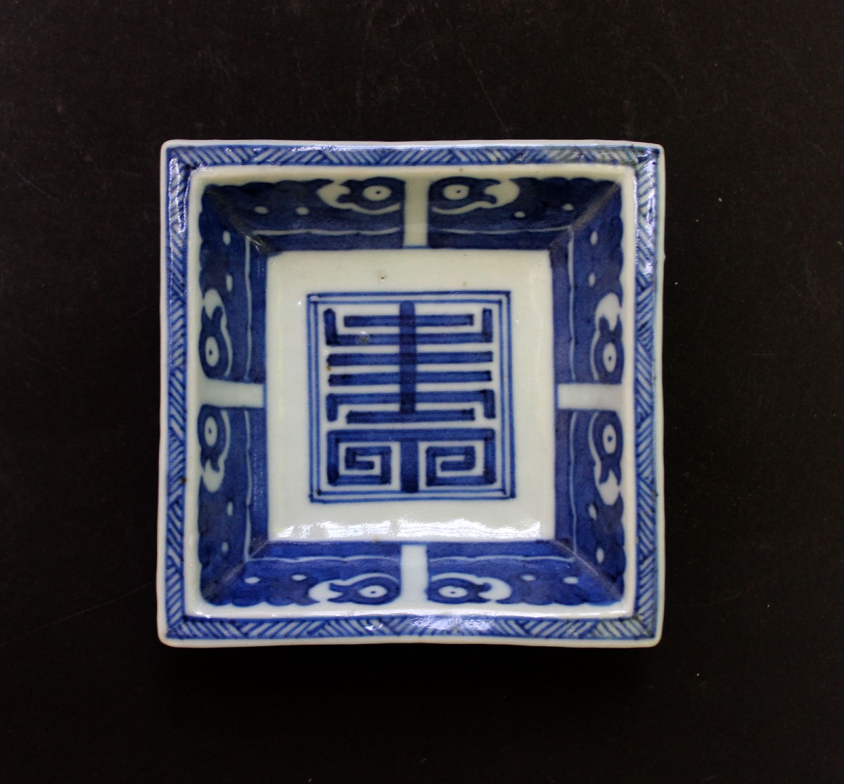 Antique Plat Chinois Bleu et Blanc Ko-Sometsuke pour le Marché Japonais, Début XVIIe Siècle