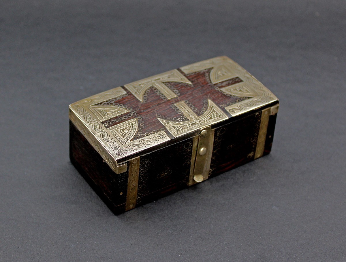 Boîte Touareg Ancienne En Bois Avec Montures En Argent Massif