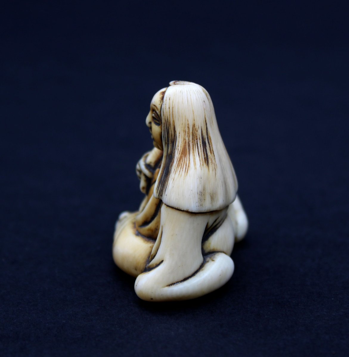 Netsuke Japonais Ancien En Ivoire Kikujidō Enfant Au Chrysanthème Signé Yasumitsu Époque Edo-photo-2
