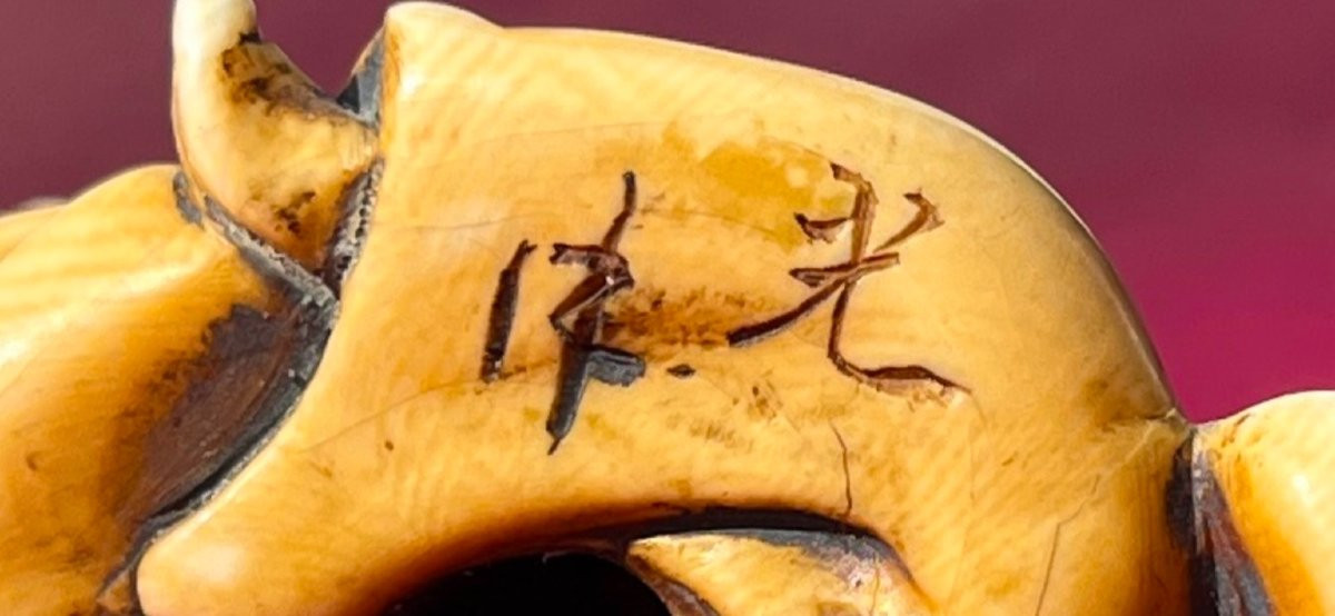 Netsuke Japonais Ancien En Ivoire Kikujidō Enfant Au Chrysanthème Signé Yasumitsu Époque Edo-photo-1