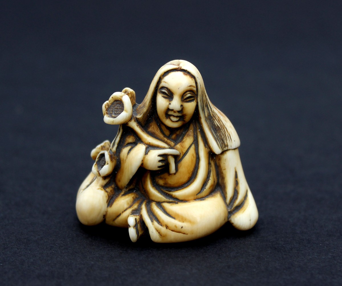 Netsuke Japonais Ancien En Ivoire Kikujidō Enfant Au Chrysanthème Signé Yasumitsu Époque Edo