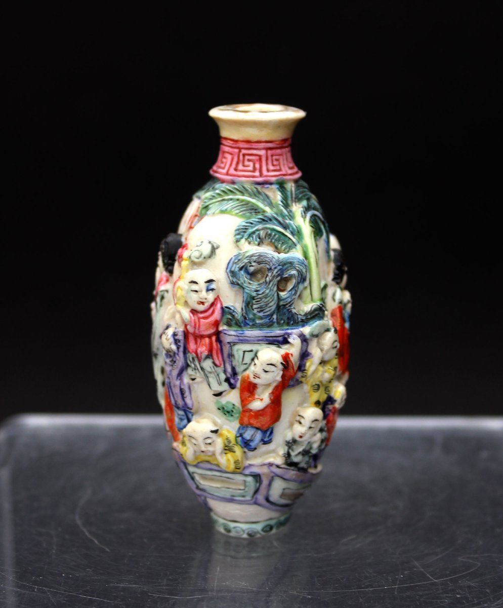 Tabatière Chinoise Ancienne En Porcelaine Famille Rose à Décor En Relief, XIXe-photo-3