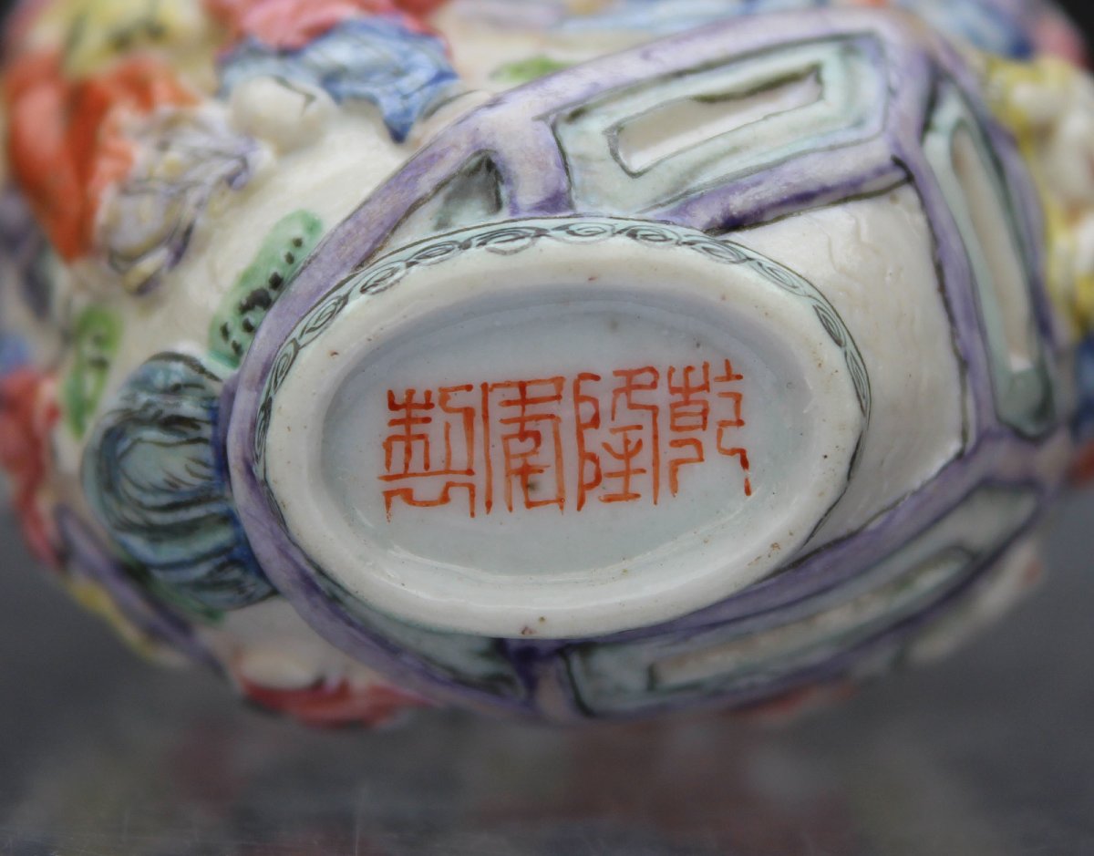 Tabatière Chinoise Ancienne En Porcelaine Famille Rose à Décor En Relief, XIXe-photo-3