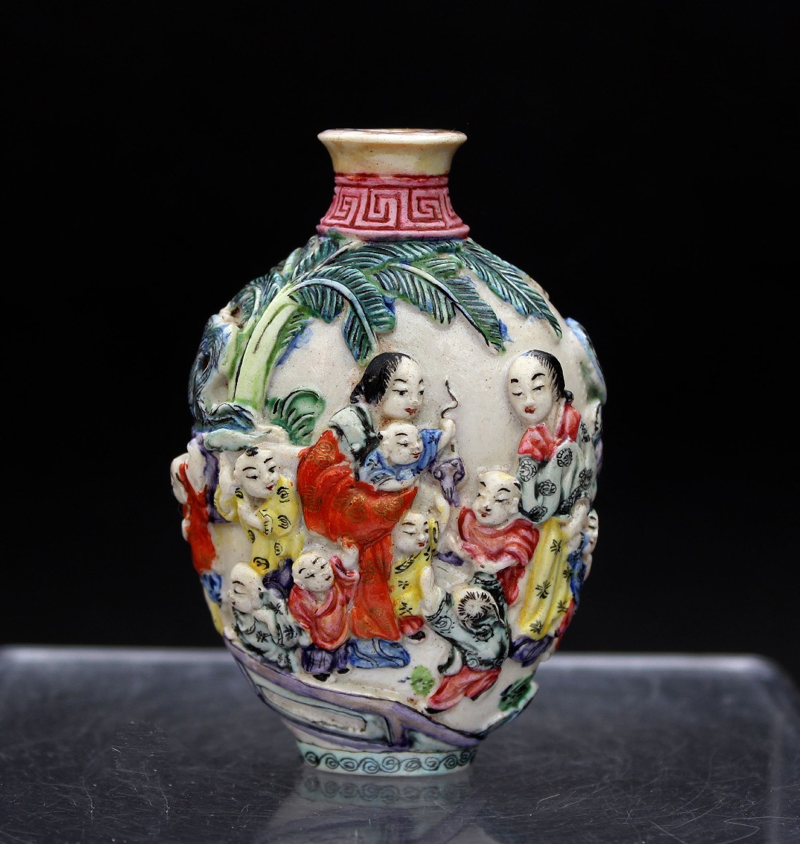 Tabatière Chinoise Ancienne En Porcelaine Famille Rose à Décor En Relief, XIXe