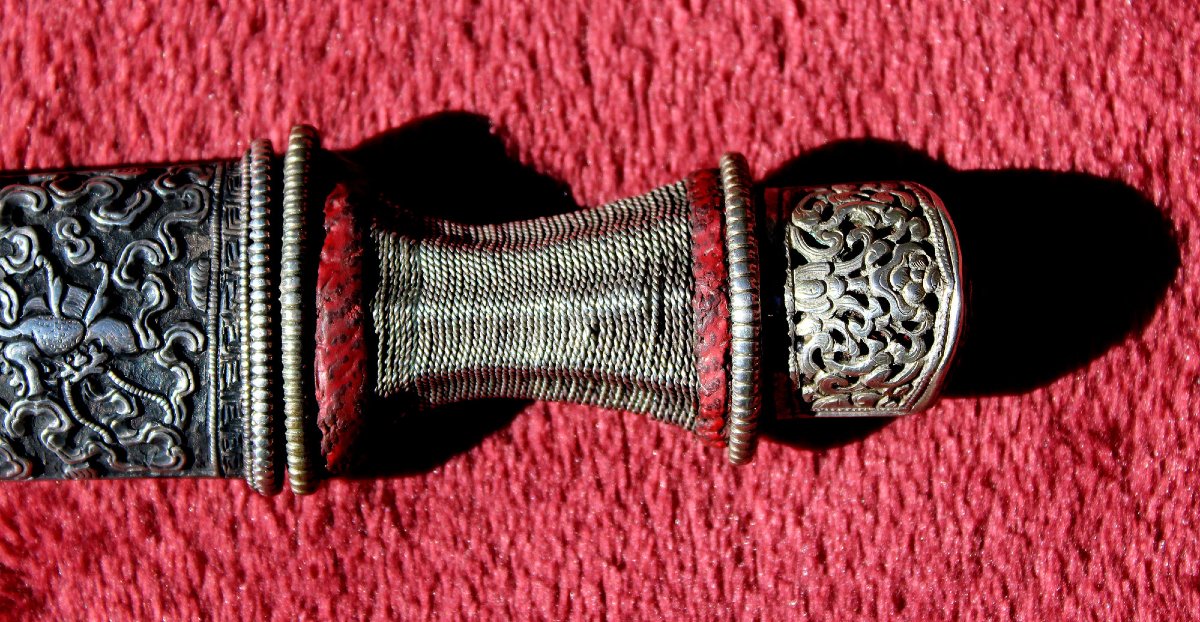 Dague Ancienne Bhoutanaise ou Tibétaine en Argent Ashtamangala et Dragons, XIXe Siècle-photo-1