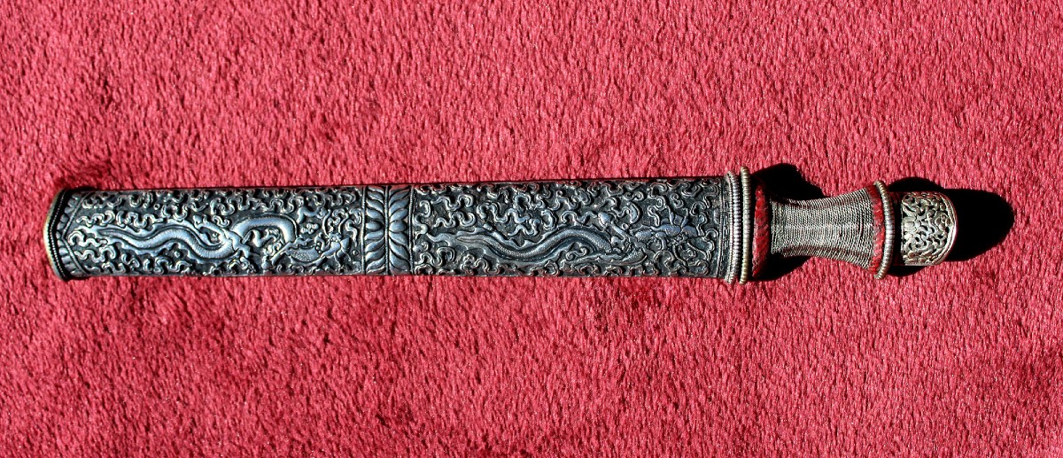 Dague Ancienne Bhoutanaise ou Tibétaine en Argent Ashtamangala et Dragons, XIXe Siècle