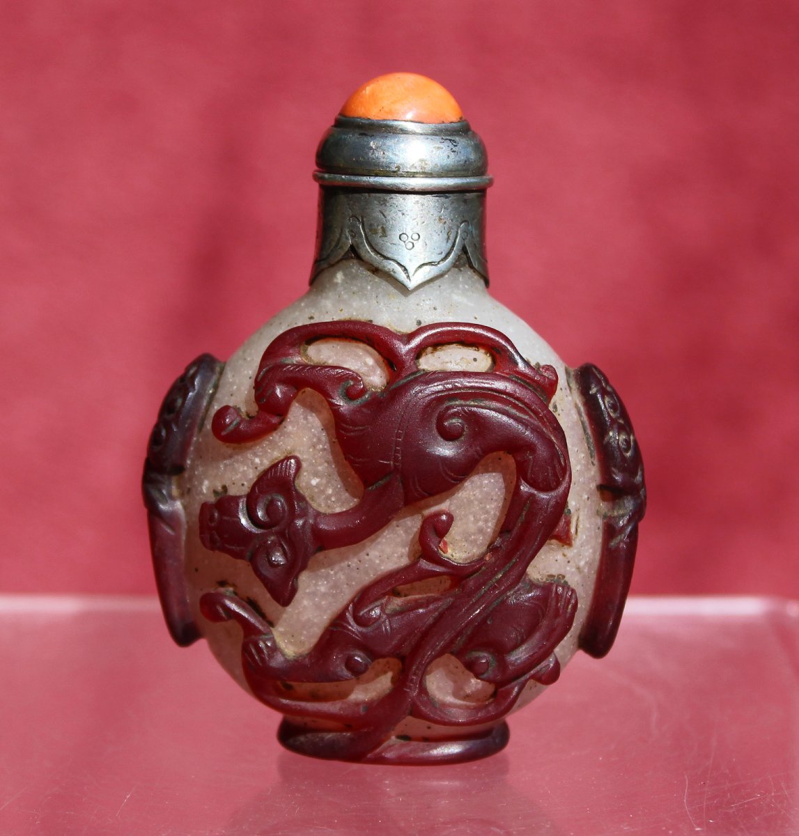 ???? Tabatière Chinoise Ancienne en Verre “Neige” Overlay Camée aux Chilong, Corail et Argent, 17-photo-2