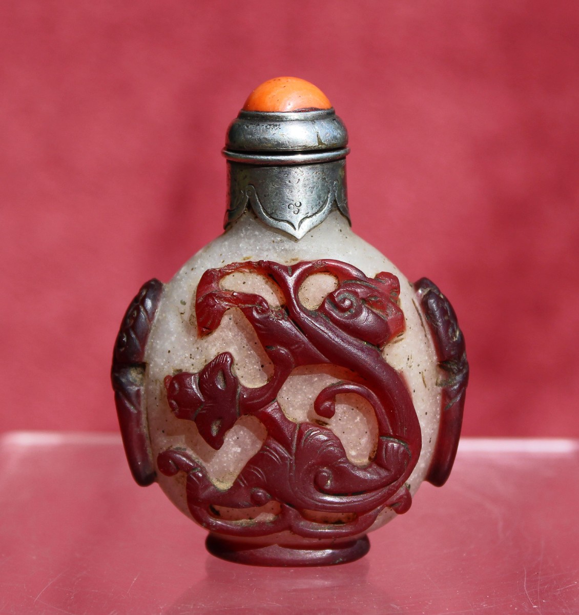 ???? Tabatière Chinoise Ancienne en Verre “Neige” Overlay Camée aux Chilong, Corail et Argent, 17