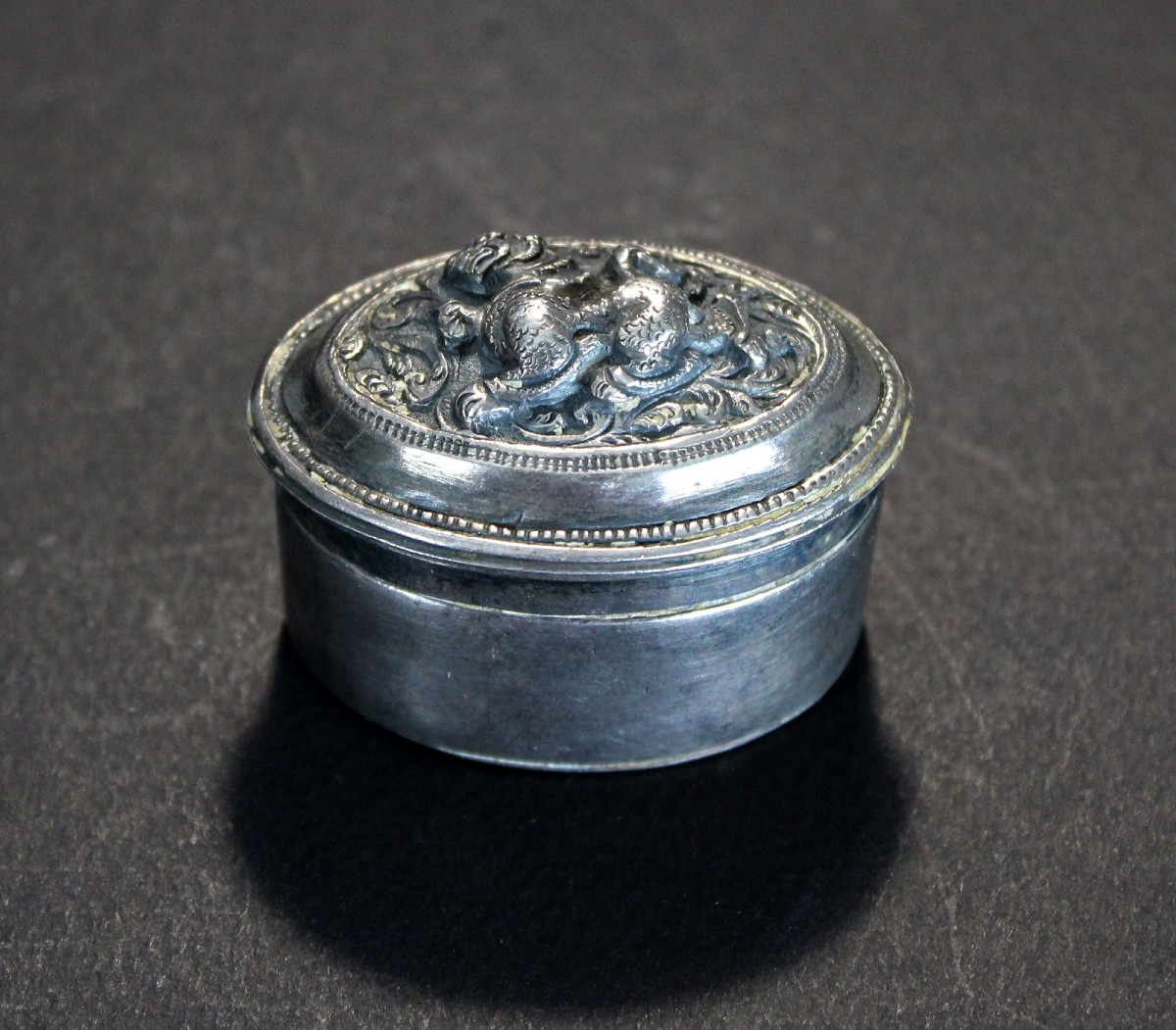 Boîte à Chaux de Bétel Cambodgienne Khmer en Argent Massif, XIXe Siècle Lion Singa