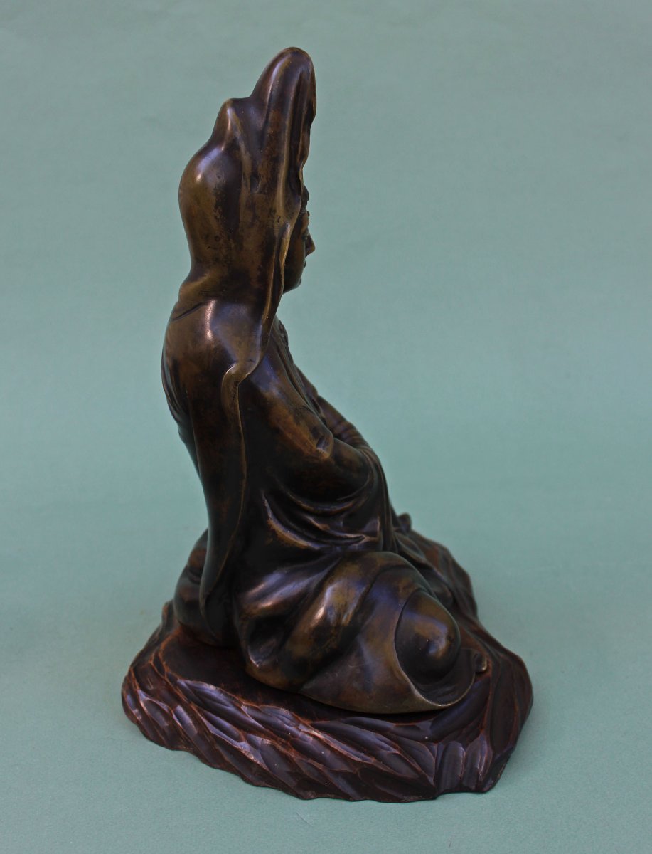 Bronze Japonais Ancien Kannon (Guanyin) bodhisattva de la compassion Assise, Époque Edo–Meiji-photo-1