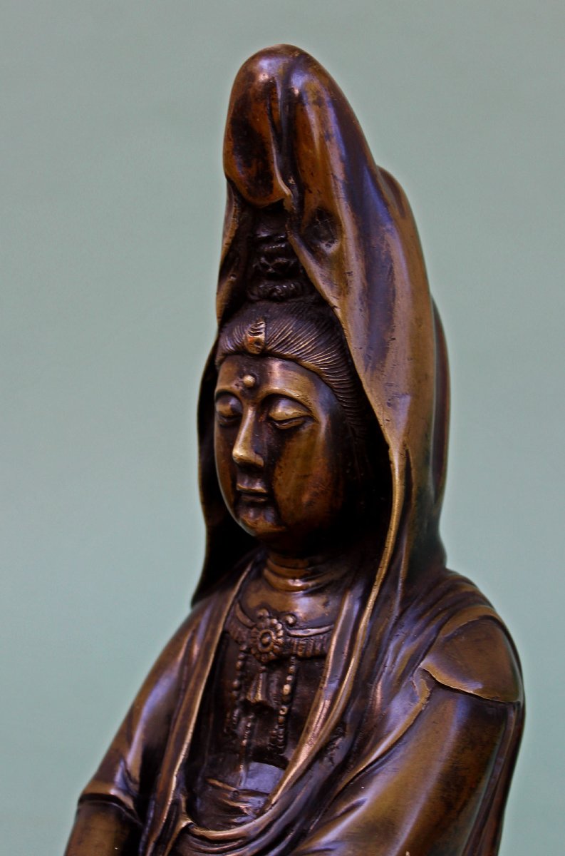 Bronze Japonais Ancien Kannon (Guanyin) bodhisattva de la compassion Assise, Époque Edo–Meiji-photo-2