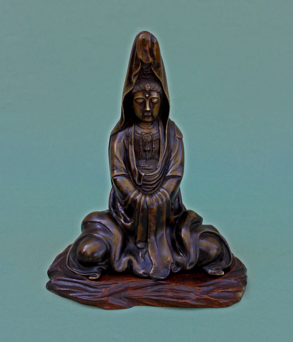 Bronze Japonais Ancien Kannon (Guanyin) bodhisattva de la compassion Assise, Époque Edo–Meiji